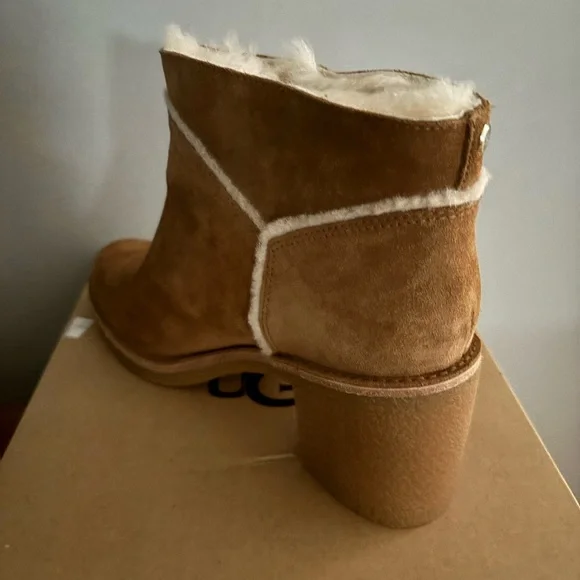 UGG Kasen Boots - Picture 2 of 4